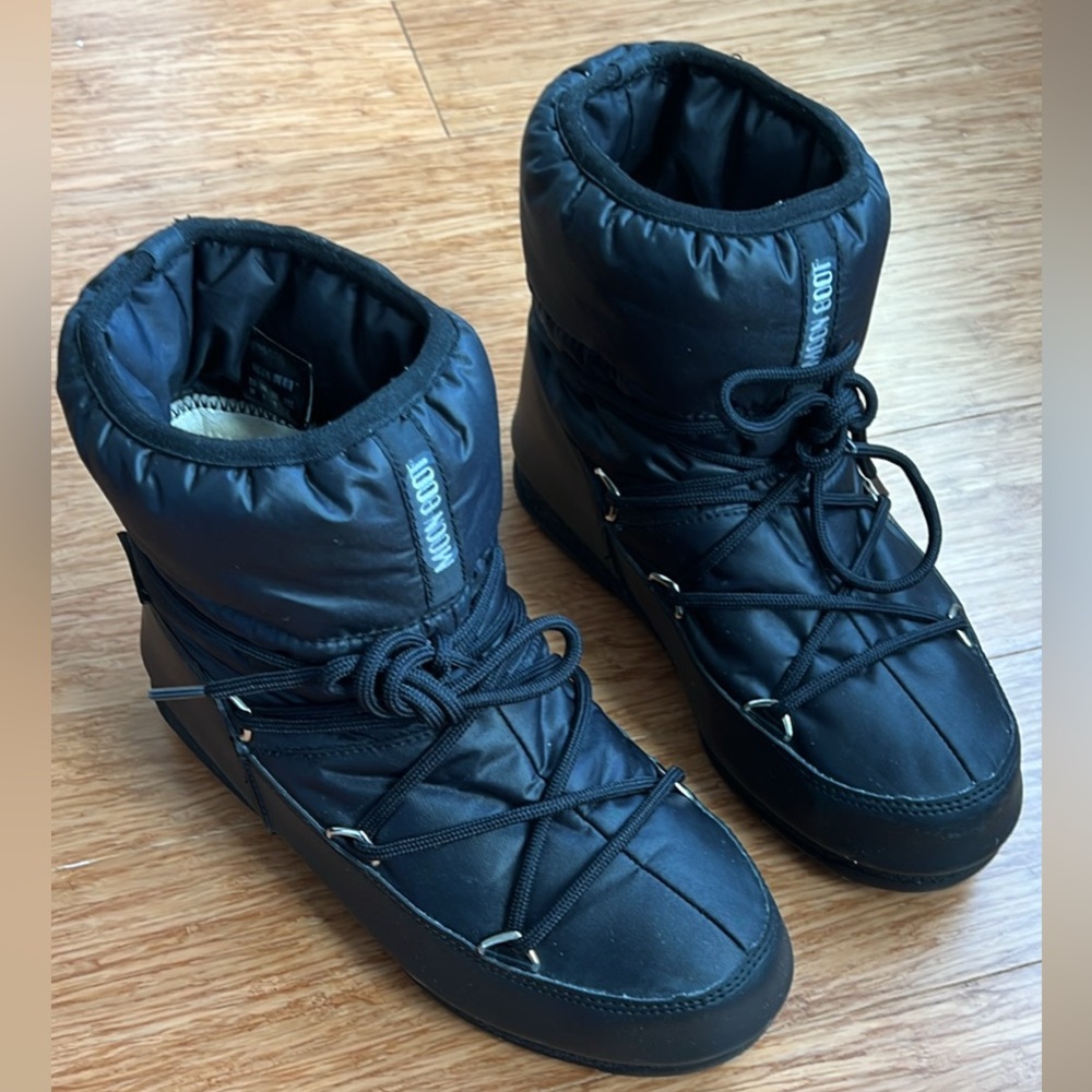 Gently Worn Moon Boots - Size 6 US / 37 EU